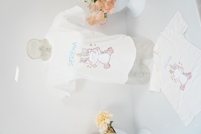 Regali e Bomboniere - Prodotti - ABBIGLIAMENTO Personalizzato - MAGLIETTA PERSONALIZZATA BAMBINO/A CON UNICORNO E NOME 