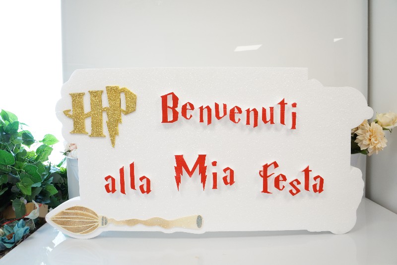 Regali e Bomboniere - Prodotti - TUTTO PARTY E FESTA - PANNELLO A TEMA HARRY POTTER BENVENUTI ALLA MIA FESTA 100X50CM 