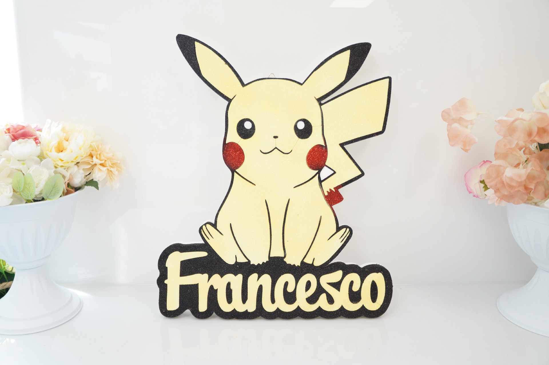 Regali e Bomboniere - Prodotti - PERSONAGGI POLISTIROLO - H45CM PIKACHU CON NOME PERSONALIZZATO POLISTIROLO 