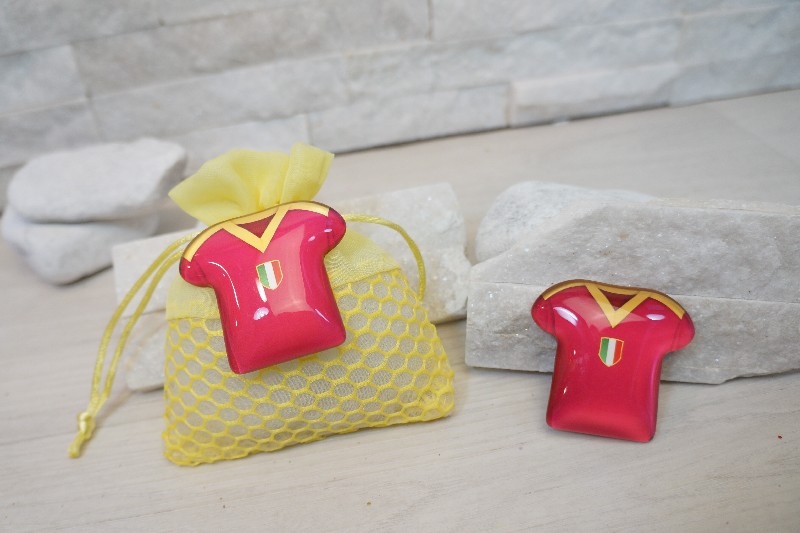 Regali e Bomboniere - Prodotti - Comunione e Cresima - MAGNETE MAGLIA GIALLOROSSA 5X5CM CALCIO RESINATO