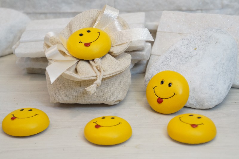 Regali e Bomboniere - Prodotti - Comunione e Cresima - SMILE FELICE MAGNETE ASSORTITO IN RESINA 5CM 