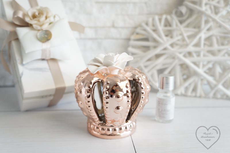 Regali e Bomboniere - Prodotti - Profumatori - CORONA  PROFUMATORE ORO ROSA LED E FIORE 9,8X9,8X8CM CON KIT ESSENZA E BOX