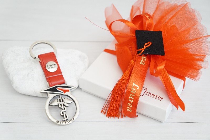 Regali e Bomboniere - Prodotti - FANTIN Portachive - Portachiavi LAUREA MEDICINA 13X4 ARGENTO E PELLE CON BOX