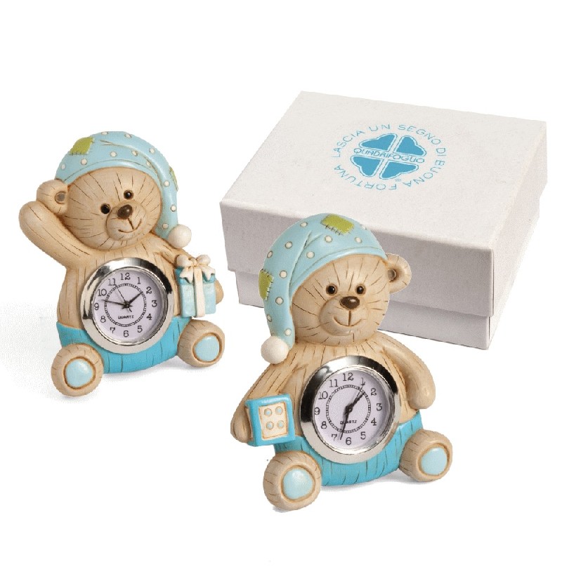 Regali e Bomboniere - Prodotti - Quadrifoglio  SOLIDALE - OROLOGIO ORSETTO CIELO CON CAPPELLO H.10 CM CON BOX ASSORTITO