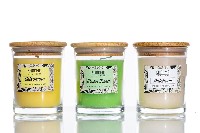 Regali e Bomboniere - Prodotti - Candele da regalo - CANDELA 6X8CM 3FRAGRANZE CON TAPPO IN LEEGNO 100GR assortiti
