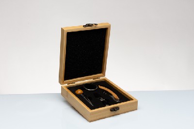 Regali e Bomboniere - Prodotti - Cuorematto SOLIDALE - SET VINO 4 ATTREZZI SCATOLA BAMBU 