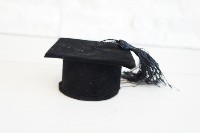 Regali e Bomboniere - Prodotti - Bomboniere Laurea - TOCCO LAURE IN VELLUTO CON NAPPINA 8X4CM NERO