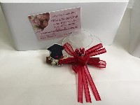 Regali e Bomboniere - Prodotti - Bomboniere Laurea - PICK SEGNAPOSTO CANNELLA 3 RACCHETTE CUORE ROSSO E TOCCO