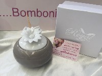 Regali e Bomboniere - Prodotti - Profumatori - DIFFUSORE IN PORCELLANA TORTORA CON FIORE BIANCO ROYAL DAISY H7 cm. CON BOX