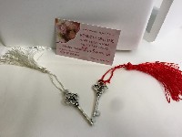 Regali e Bomboniere - Prodotti - Bomboniere Laurea - CHIAVE METALLO 5,2CM CON NAPPA COLORE A SCELTA