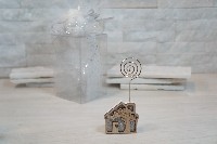 Regali e Bomboniere - Prodotti - SEGNAPOSTO  - CLIP SEGNAPOSTO CASETTA CON ALBERO 5.3X1.2X11.8CM RESINA E LEGNO
