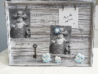 Regali e Bomboniere - Prodotti - Cornici Mascagni - Cassetta portafoto e portachiavi in legno con mollette, decorazioni magnetiche in resina. Da parete BLU 30X40CM