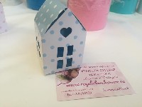 Regali e Bomboniere - Prodotti - Scatoline PORTA CONFETTI - AST.CART.CASINA POIS CELESTE FINESTRELLE TRAFORATE BASE 5X5X5CM