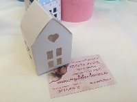 Regali e Bomboniere - Prodotti - Scatoline PORTA CONFETTI - AST.CART.CASINA C/TRAFORO BCA FINESTRELLE QUADRATE