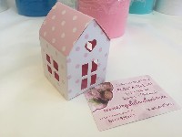 Regali e Bomboniere - Prodotti - Scatoline PORTA CONFETTI - AST.CART.CASINA POIS ROSA FINESTRELLE TRAFORATE BASE 5X5X5CM