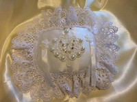 Regali e Bomboniere - Prodotti - Cuscini Porta Fedi - CUSCINO OVALE CON PIZZO STRASS E PERLE 25X21CM