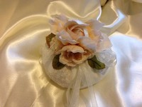 Regali e Bomboniere - Prodotti - Cuscini Porta Fedi - PALLA PORTA FEDI CON FIORE COLOR AVORIO 10X10CM