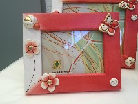 Regali e Bomboniere - Prodotti - Ranocchior Capodimonte - PORTAFOTO LEGNO A FASCIA STRETTA MIS INTERNA 10X15 CM MIS ESTERNA 22.5X17.5 CM C/APPLICAZIONI COL ROSSO BOX BIANCO FUSTELLATO