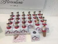 Regali e Bomboniere - Prodotti - Coppie Sposi Fidanzati  - VASSOIO CON 24 TAPPI SPOSINI 4CM IN BOX