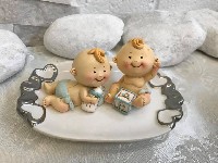 Regali e Bomboniere - Prodotti - Bomboniere Gemelli - GEMELLI BIMBO SU BASE IN PORCELLANA BIANCA 13X7,5X6CM