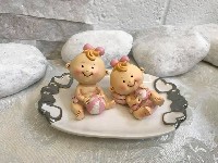 Regali e Bomboniere - Prodotti - Bomboniere Gemelli - GEMELLI BIMBA SU BASE IN PORCELLANA BIANCA 13X7,5X6CM