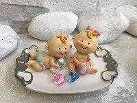 Regali e Bomboniere - Prodotti - Bomboniere Gemelli - GEMELLI BIMBA E BIMBO SU BASE IN PORCELLANA BIANCA 13X7,5X6CM