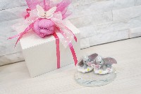 Regali e Bomboniere - Prodotti - Bomboniere Gemelli - DUMBO FEMMINE SU CRISTALLO 8X4CM CON BOX 