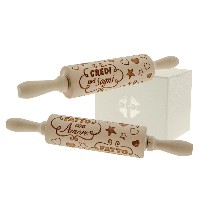 Regali e Bomboniere - Prodotti - Quadrifoglio  SOLIDALE - MATTARELLO CON FRASE IN LEGNO 29CM CON BOX ASSORTITO