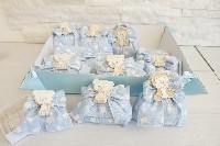 Regali e Bomboniere - Prodotti - OFFERTE DI LUGLIO - SET 12 PEZZI BOMBONIERE PER BATTESIMO CELESTE POIS CON SACCHETTINO/SCATOLINA PORTA CONFETTI PIU' CALAMITA GATTO E PINGUINO