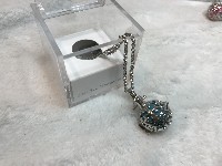 Regali e Bomboniere - Prodotti - Argento   - Collana CHIAMA ANGELI con sfera traforata apribile CELESTE con astuccio coordinato