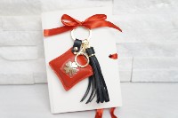 Regali e Bomboniere - Prodotti - Bomboniere Laurea - PORTACHIAVI LAUREA ROSSO E NERO NAPPA ECOPELLE