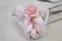 Regali e Bomboniere - Prodotti - SEGNAPOSTO  - CUORE 10X10 CM LEGNO APERTO CON APPL. FIORE E CONFETTI ROSA