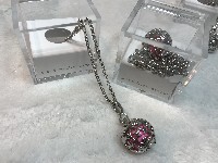 Regali e Bomboniere - Prodotti - Argento   - Collana CHIAMA ANGELI con sfera traforata apribile ROSA con astuccio coordinato