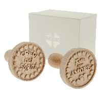 Regali e Bomboniere - Prodotti - Quadrifoglio  SOLIDALE - SET 2 STAMPI CON FRASE IN LEGNO D.6 H.7 CM CON BOX