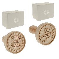Regali e Bomboniere - Prodotti - Quadrifoglio  SOLIDALE - STAMPINO CON FRASE IN LEGNO D.6 H.7 CM CON BOX ASSORTITO