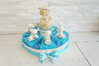 Regali e Bomboniere - Prodotti - OFFERTE DI GENNAIO - TORTA BOMBONIERE COMPOSTA DA 7 FETTE BIMBO AUTO ( 5X6cm) + 1 CENTRALE SALVADANAIO BIMBO UOVO (13X7cm)