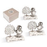 Regali e Bomboniere - Prodotti - Quadrifoglio  SOLIDALE - ANGELO IN ZAMA CON BASE E ALBERO H.8 CM CON BOX ASSORTITO