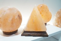 Regali e Bomboniere - Prodotti - Lampade di sale - PYRAMID SALT LAMPS piramide 18CM con base in legno 