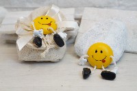 Regali e Bomboniere - Prodotti - Comunione e Cresima - SMILE FELICE MAGNETE CON PIEDINI E BRACCINE IN TESSUTO 5CM ASSORTITI IN RESINA 