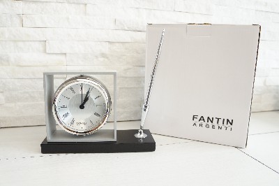 Regali e Bomboniere - Prodotti - FANTIN ARGENTI - OROLOGIO IN METALLO CON PENNA - 19X6.5X12.5CM