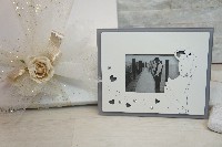 Regali e Bomboniere - Prodotti - Cornici e Orologi - PORTAFOTO  ABBRACCIO STRASS BIANCO E GRIGIO 17 X 14 CM int9x6,5