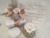 Regali e Bomboniere - Prodotti - Profumatori - PROFUMATORE TONDO TORTORA FIORE 7X10 CM CON BOX