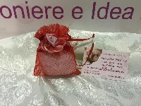 Regali e Bomboniere - Prodotti - Bomboniere Laurea - SACCHETTO ORGANZA CON FIORE E STRASS ROSSO