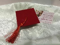 Regali e Bomboniere - Prodotti - Bomboniere Laurea - TOCCO LAURE IN VELLUTO CON NAPPINA 8X4CM