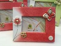 Regali e Bomboniere - Prodotti - Ranocchior Capodimonte - PORTAFOTO LEGNO A FASCIA STRETTA MIS INTERNA 9X13CM MIS ESTERNA 20.5X17 CM C/APPLICAZIONI COL.ROSSO BOX BIANCO FUSTELLATO